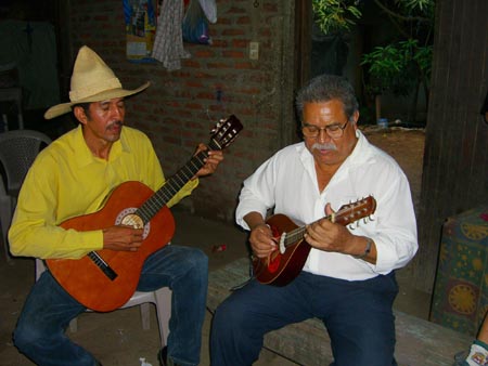 22-Polo and Alfredo sing and play after dinner for us